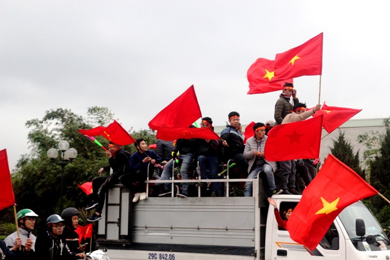 Xe cẩu, xe tải chở người hâm mộ đổ về khách sạn